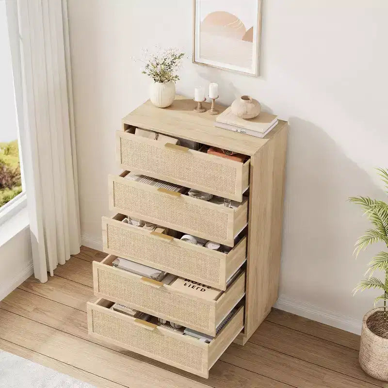 Cassettiera verticale stretta a 5 cassetti, design in rattan intrecciato, costruzione in MDF PB per camera da letto o soggiorno