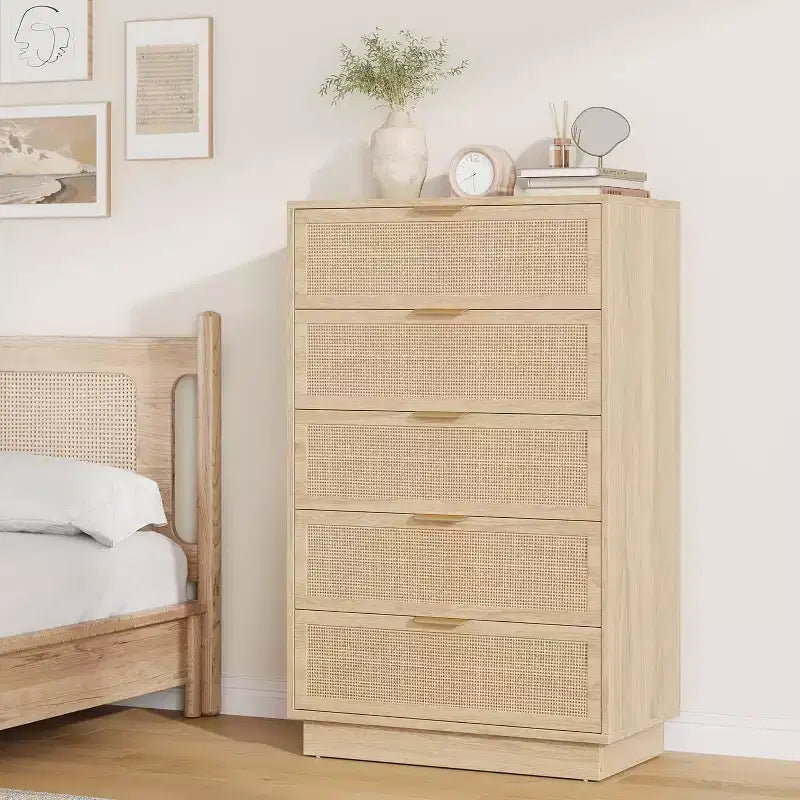 Cassettiera verticale stretta a 5 cassetti, design in rattan intrecciato, costruzione in MDF PB per camera da letto o soggiorno