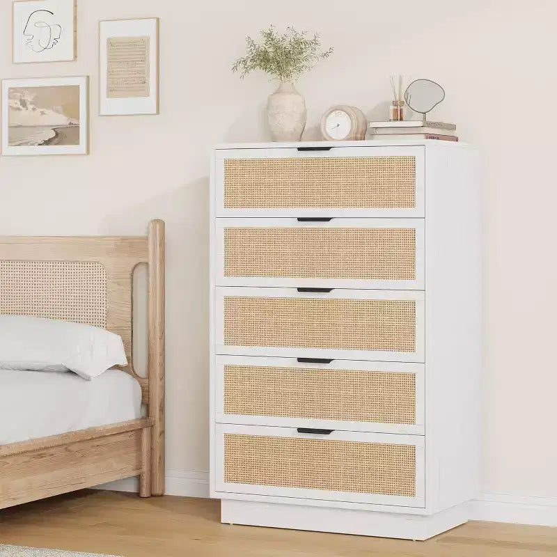 Cassettiera verticale stretta a 5 cassetti, design in rattan intrecciato, costruzione in MDF PB per camera da letto o soggiorno