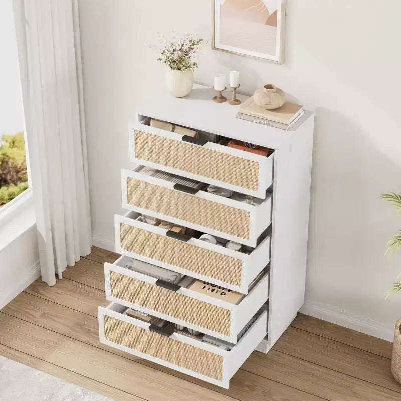 Cassettiera verticale stretta a 5 cassetti, design in rattan intrecciato, costruzione in MDF PB per camera da letto o soggiorno