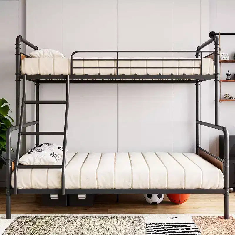Letto a castello in metallo a una piazza e mezza con scala angolata, sponde di protezione alte, struttura del letto a castello resistente con doghe in metallo, bordi lisci e arrotondati, marrone vintage